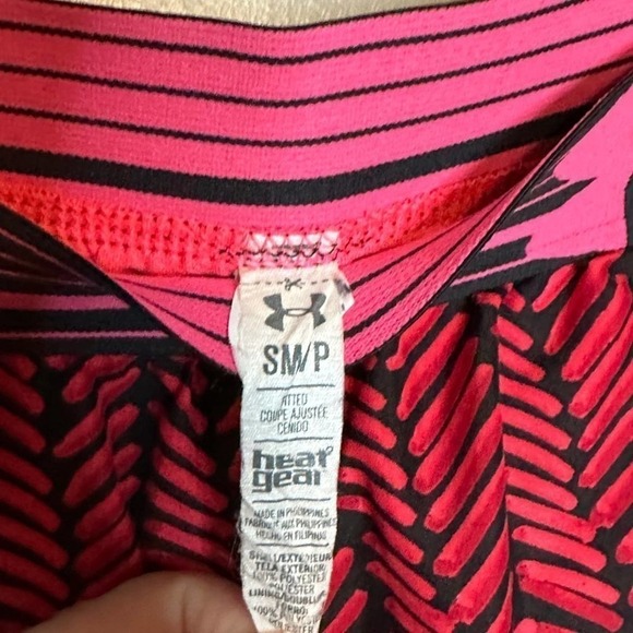 UNDER Armour Run Red Black Print Neon Pink HeatGear Shorts - Size small - Picture 3 of 3